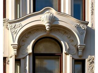 En fasade av en jugendstilbygning i Oslo, fremhevet med de unike, organisk bølgende formene og detaljene som er bevart gjennom restaurering.